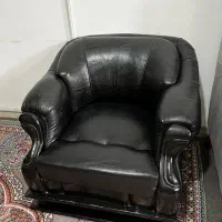 دوتا مبل چرم و یک اینه