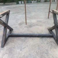 تعدادی پایه اهنی و وسایل  کارگاهی
