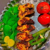 کباب سرای جاسبی|خوردنی و آشامیدنی|قم, دروازه چوبی|دیوار