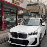 بی ام و ix1 سفید مدل ۲۰۲۵ با کیت m