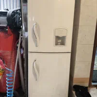 یخچال و فریزر فروزان تمیز در حد نو