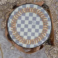کیف دوشی زنانه کرم چهارخونه چرم