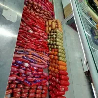 فروشنده اف گرد در غرفه پروتئینی و ترشیجات فروشگاه