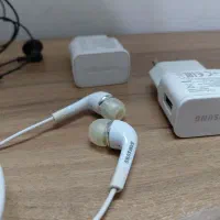 سه عدد هندزفری و دوعدد سری شارژ