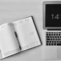 کارمند اداری مسلط به فضای مجازی