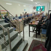 کارگر و همکار در کافه