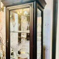 بوفه شیشه‌ای چوبی کلاسیک  تمیز و سالم