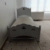 تخت یک نفره بسیار تمیز با تشک