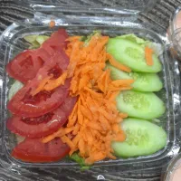 ریختن ماست و سالاد در ظرف