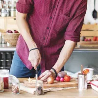 پرسنل خانم برای کار در آماده سازی مواد غذایی