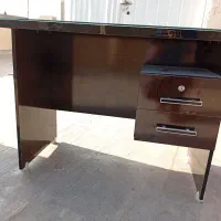 میز تحریر و کامپیوتر