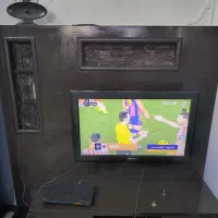 دو دستگاه تلویزیون به همراه میز