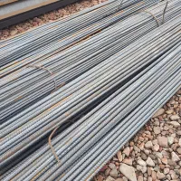 رانندگی نیسان و کارگری در آهن آلات