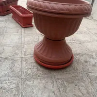 دوعددگلدان بزرگ پایه دار  و دوعدد پایه دار متوسط