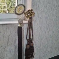 دوعدد آویز پرده و یک عدد تزئین وسط برای روی پرده