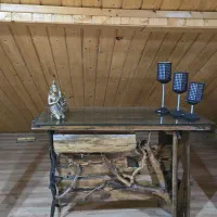 میز بار  و ۲ عدد دکوری چوبی نو نو