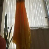 لباس مجلسی بلند زرد، در حد معمولی