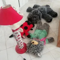 تعدادی عروسک و وسایل کودک