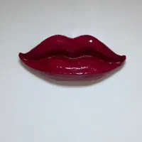 دیوارکوب لب و دختر مو چتری