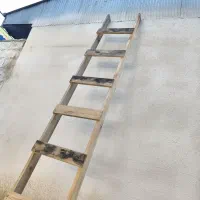 نردبان چوبی محکم و مقاوم