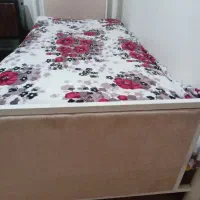 دو عدد تخت یک نفره فلزی همراه میز آرایش فلزی