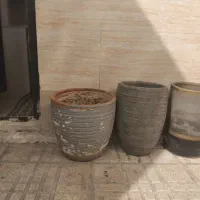 سه گلدان سفالی بزرگ
