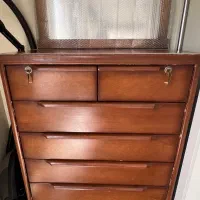 کمد دراورآینه ای  و میز چوبی