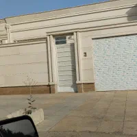 به یک نفر شاگرد یا کارگر جهت سنگ کاری کاشی کاری