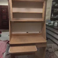 کتابخانه و میز رومیزی