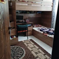 تخت دو طبقه جادار سالم همراه دو عدد تشک