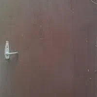 درب چوبی خانه و سرویس بهداشتی