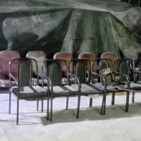 تعدادی صندلی نیاز به تعمیر