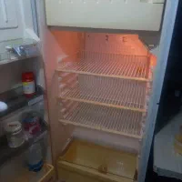 یخچال قدیمی سالم روشن و کاناپه تخت شو