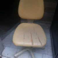 یک عدد صندلی کاملا سالم  در حد نو