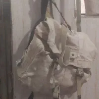 دوعدد کوله پشتی و یک عدد قمقمه اب.