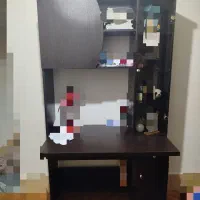 کتابخانه و میز تحریر و کامپیوتر
