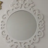 آینه سفید و تمیز و نو