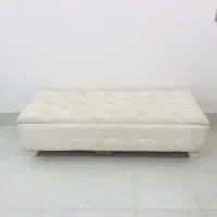 پاف کنار تخت برای نشیمن موجوده