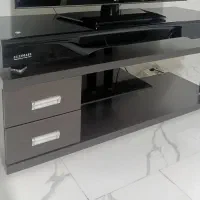 میز تلوزیون و ساعت