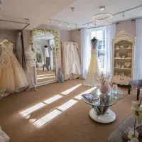 فروشنده خانم فعال و باانگیزه با آموزش رایگان