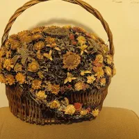 گل سبد خشک و اسباب بازی استوانه وتخم مرغ اینه ای