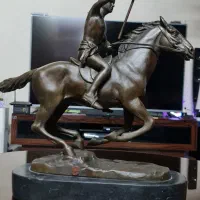 حمله مجسمه پلاک دار وارداتی برنز