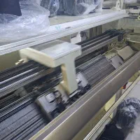 کارگر ساده خانم در بسته بندی پوشاک