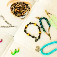 تعدادی دستبند وگوشواره به فروش میرسد