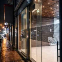 مغازه-40-متری-ویترین-تمام-قد-خیابان-روشن