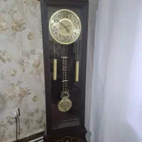 ساعت و میز تلویزیون