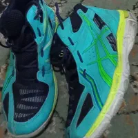 کتونی ۳۰۰.اسپرت سایز۳۸و۳۹میتونه بپوشه