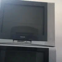 فروش ۲ عدد تلویزین ۲۱ قدیمی همراه میز شیشه ای