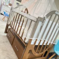 تخت کنار مادر