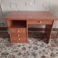 میز تحریر و کامپیوتر